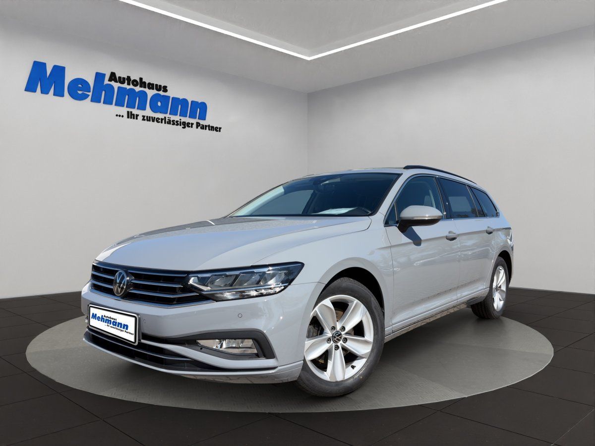 VW Passat Variant silber Seitenansicht schraeg vorne
