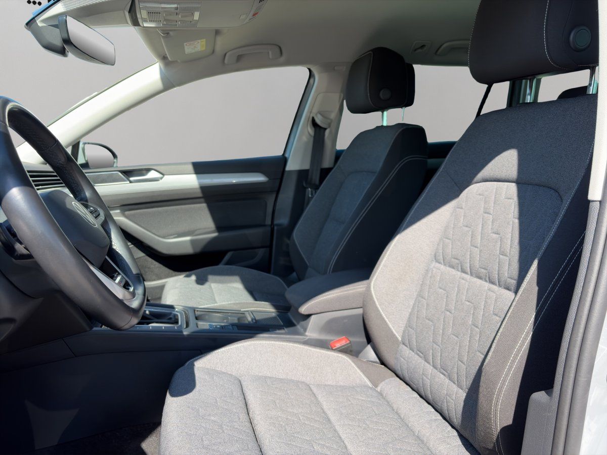 VW Passat Variant Innenraum mit Vordersitzen und Cockpit