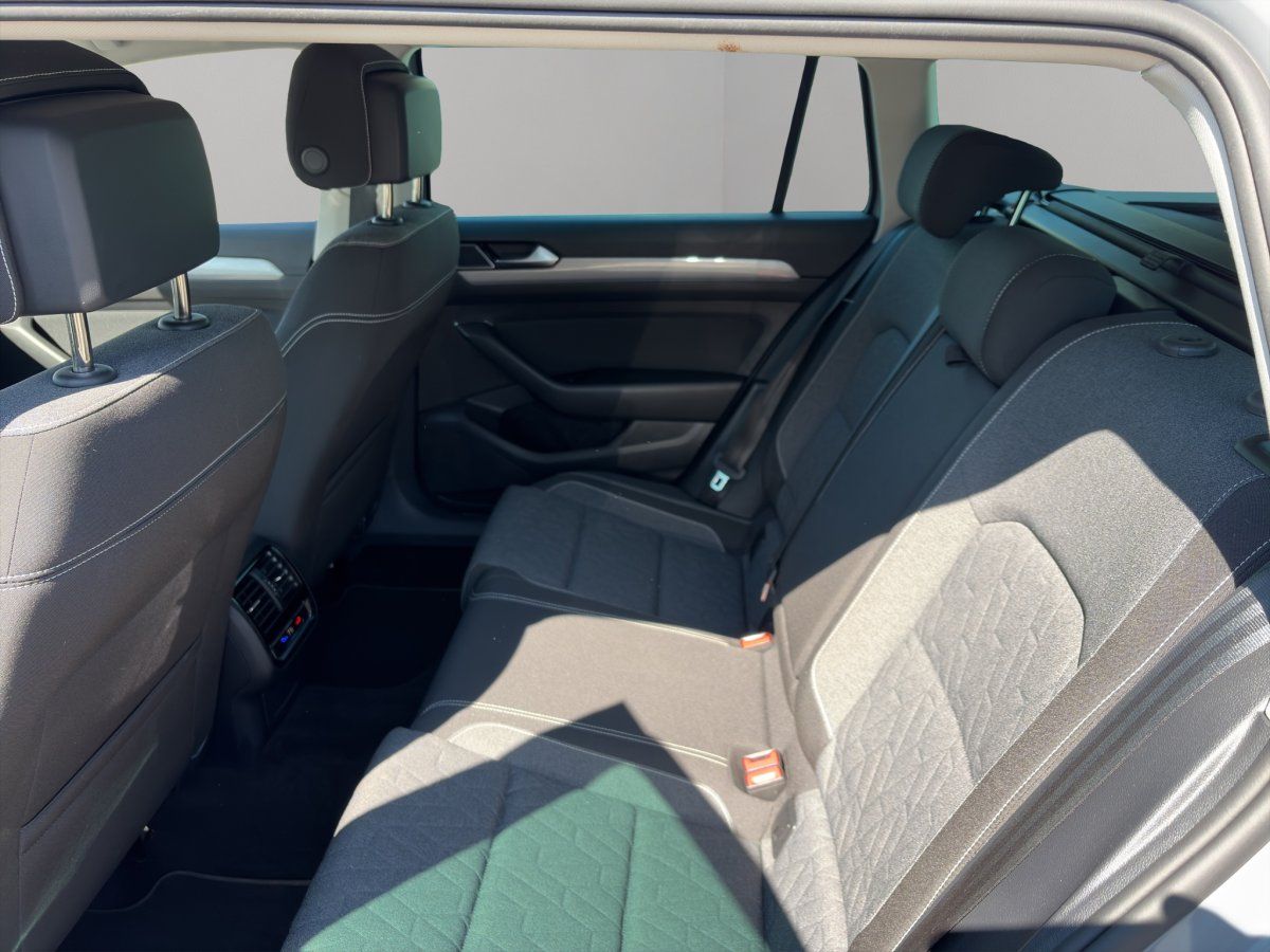 VW Passat Rücksitze mit Kopfstützen und Sitzpolster im Detail