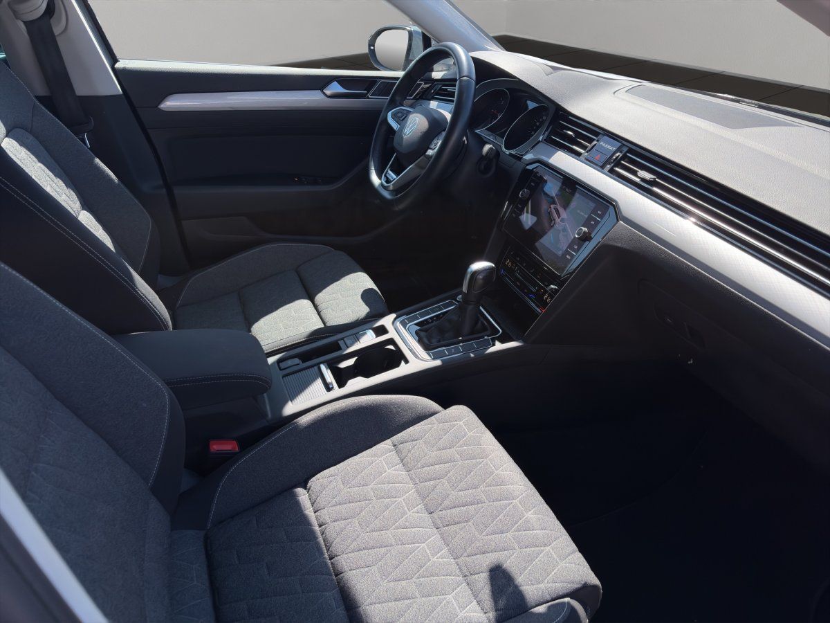 VW Passat Innenraum Vordersitze und Mittelkonsole von oben
