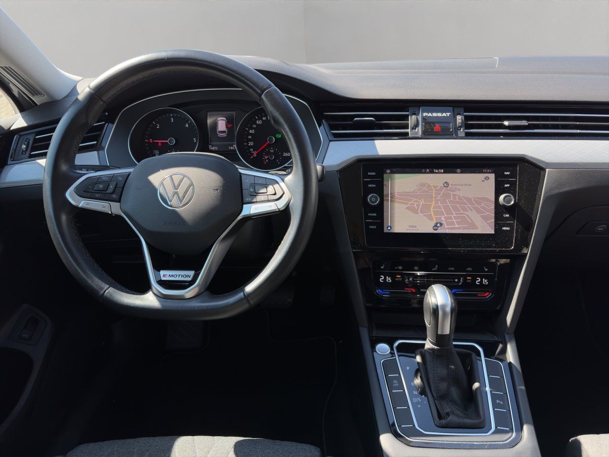 VW Passat Innenraum Cockpit mit Lenkrad und Navigationssystem