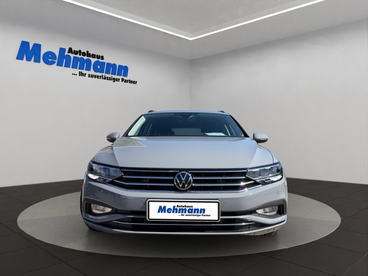 VW Passat Variant silber Frontansicht im Autohaus Mehmann