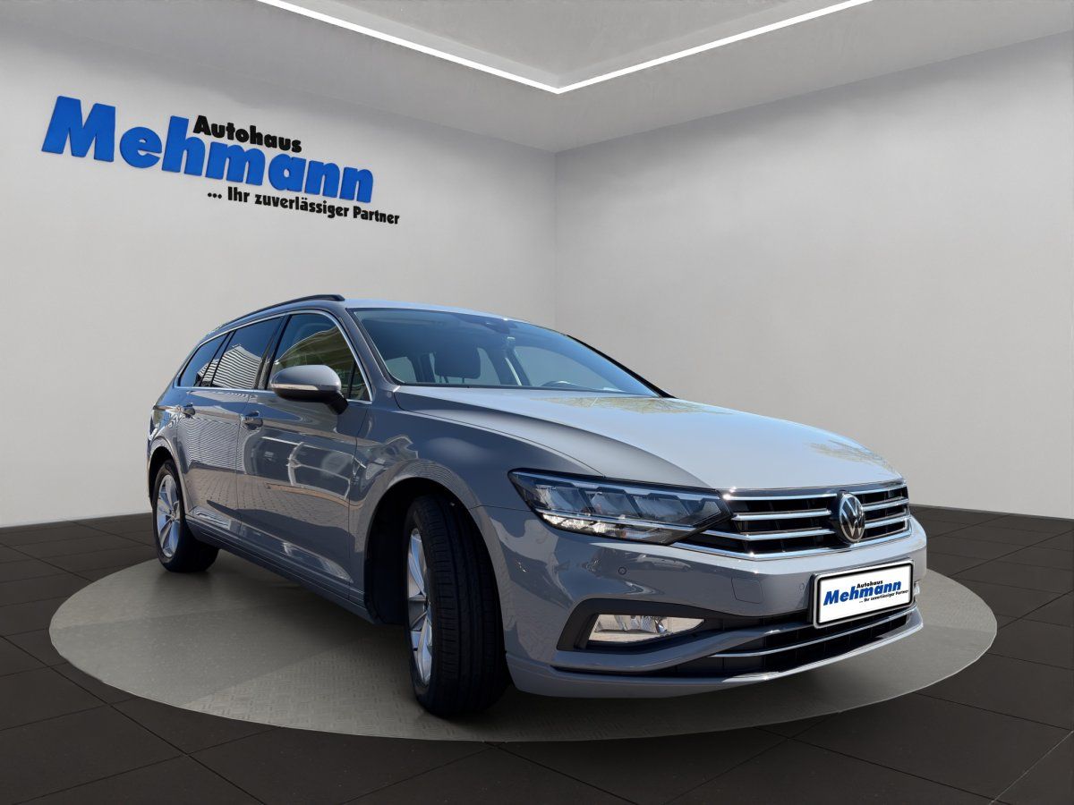 VW Passat Variant grau, Frontansicht schräg im Showroom