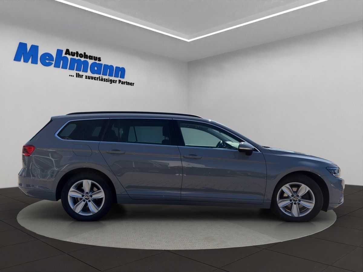 VW Passat Variant Grau, Seitenansicht im Autohaus Mehmann