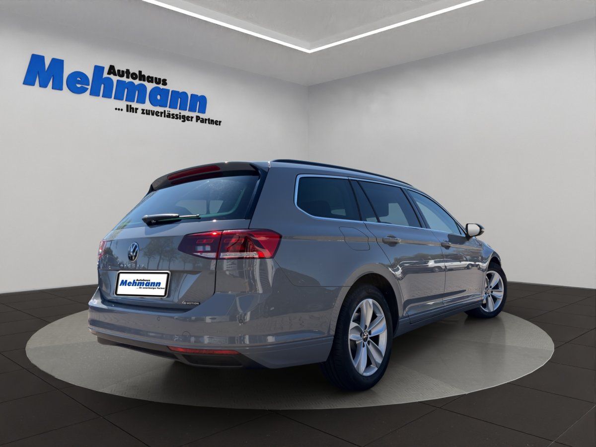 VW Passat Variant 4Motion Grau, Heckansicht im Autohaus