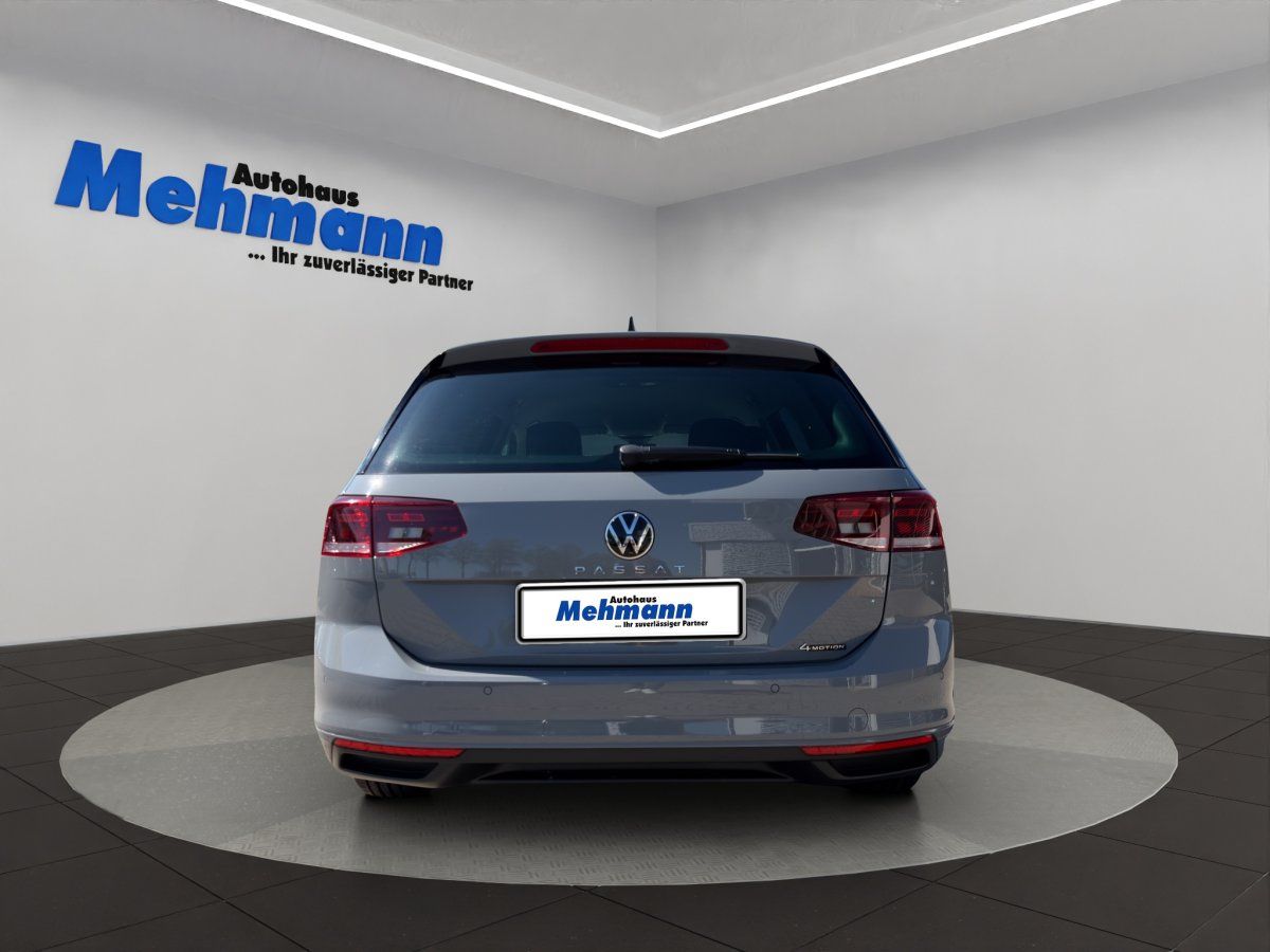 VW Passat Variant 4Motion grau, Heckansicht im Autohaus