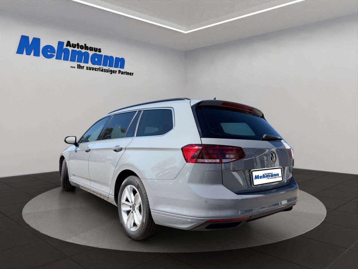 VW Passat Variant in Silber, Heckansicht schräg, Autohaus Mehmann