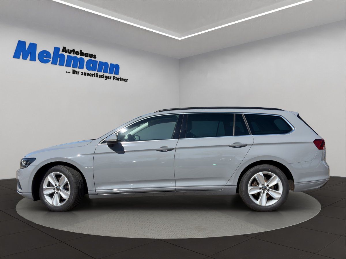 VW Passat Variant silber, Seitenansicht im Autohaus Mehmann