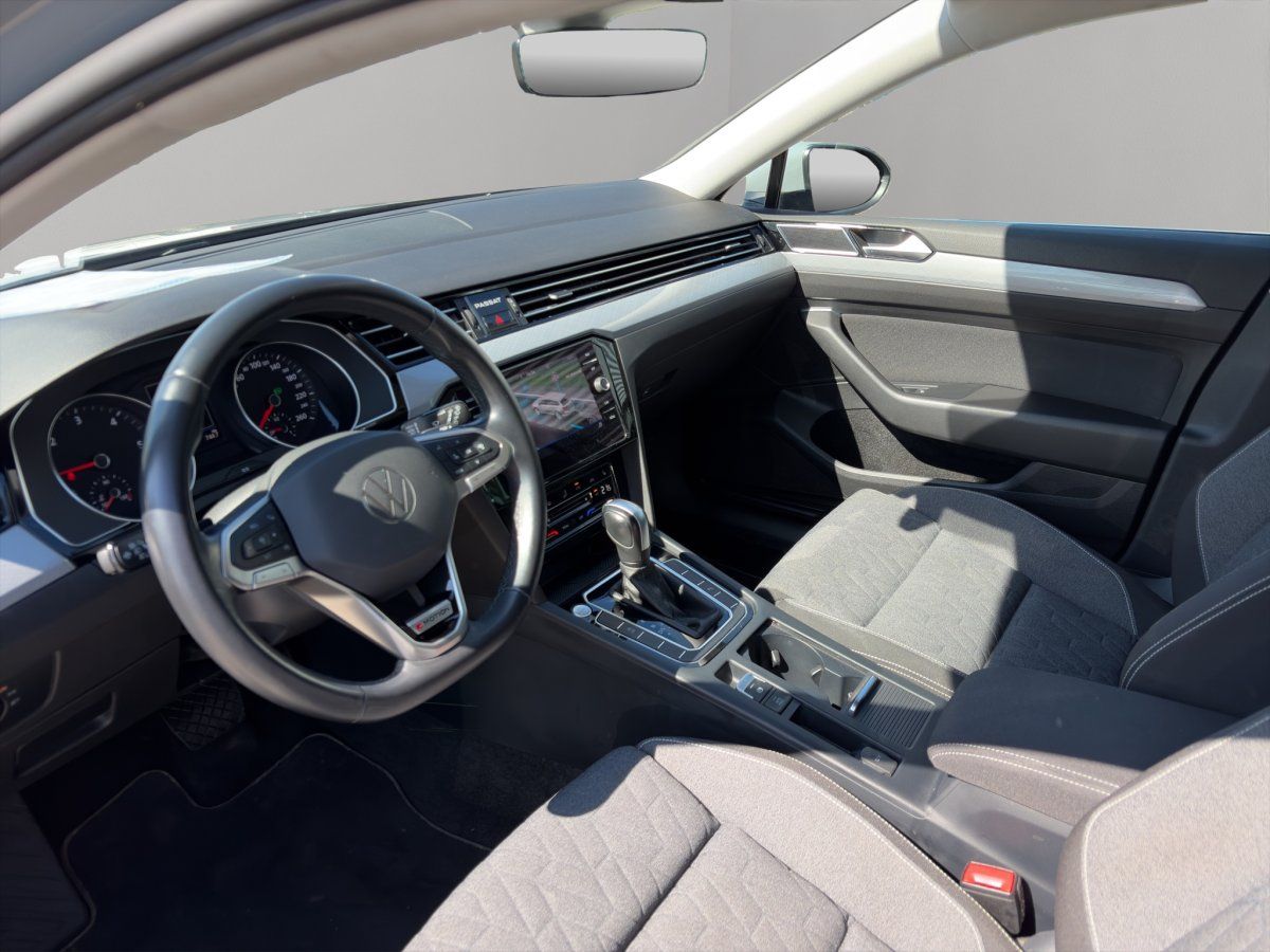 VW Passat Innenraum Blick auf Cockpit und Vordersitze