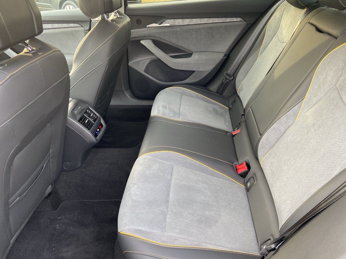 Škoda Superb - Bild 12 von 15