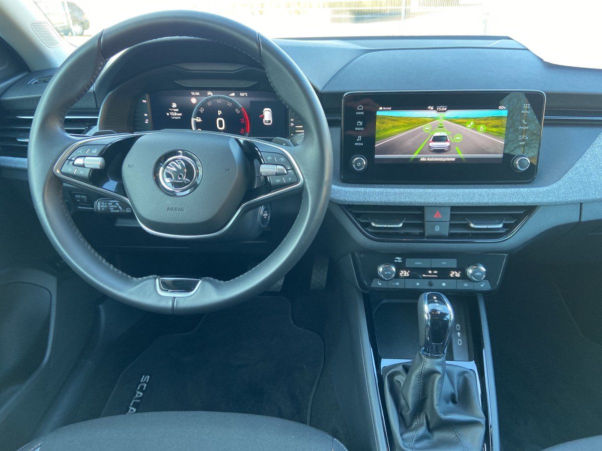 Skoda Scala Cockpit mit Lenkrad und Multimediadisplay Innenraum