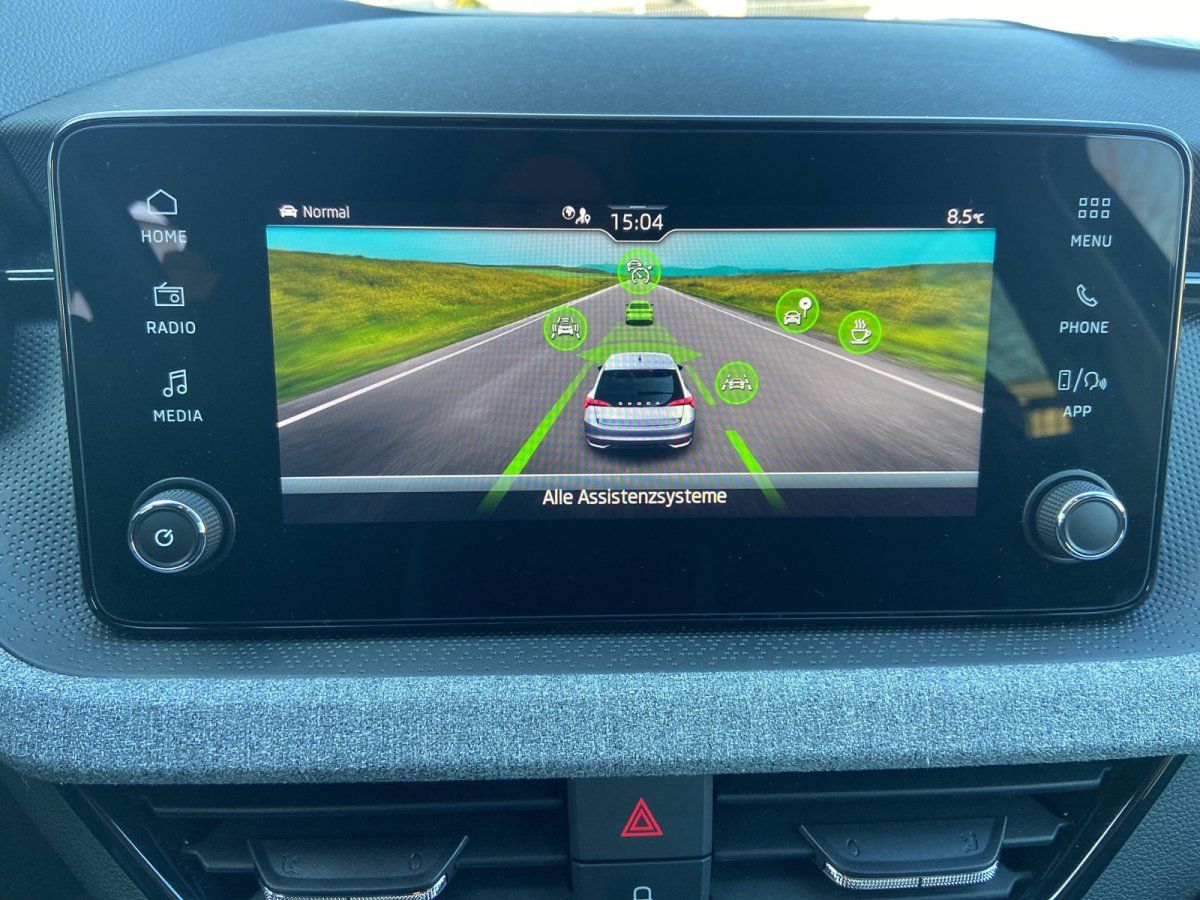 Skoda Scala Infotainment-Display mit Assistenzsystemen im Detail