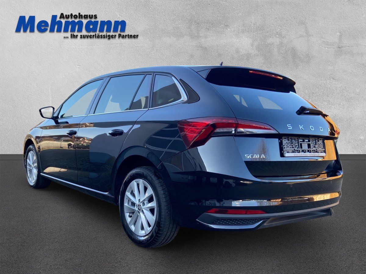 Skoda Scala schwarz, Heckansicht mit Rückleuchten und Logo
