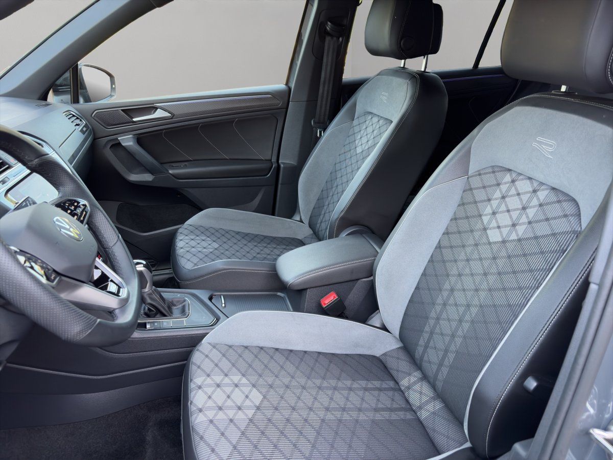 VW Tiguan Innenraum mit schwarz-grauen Sportsitzen und Lenkrad