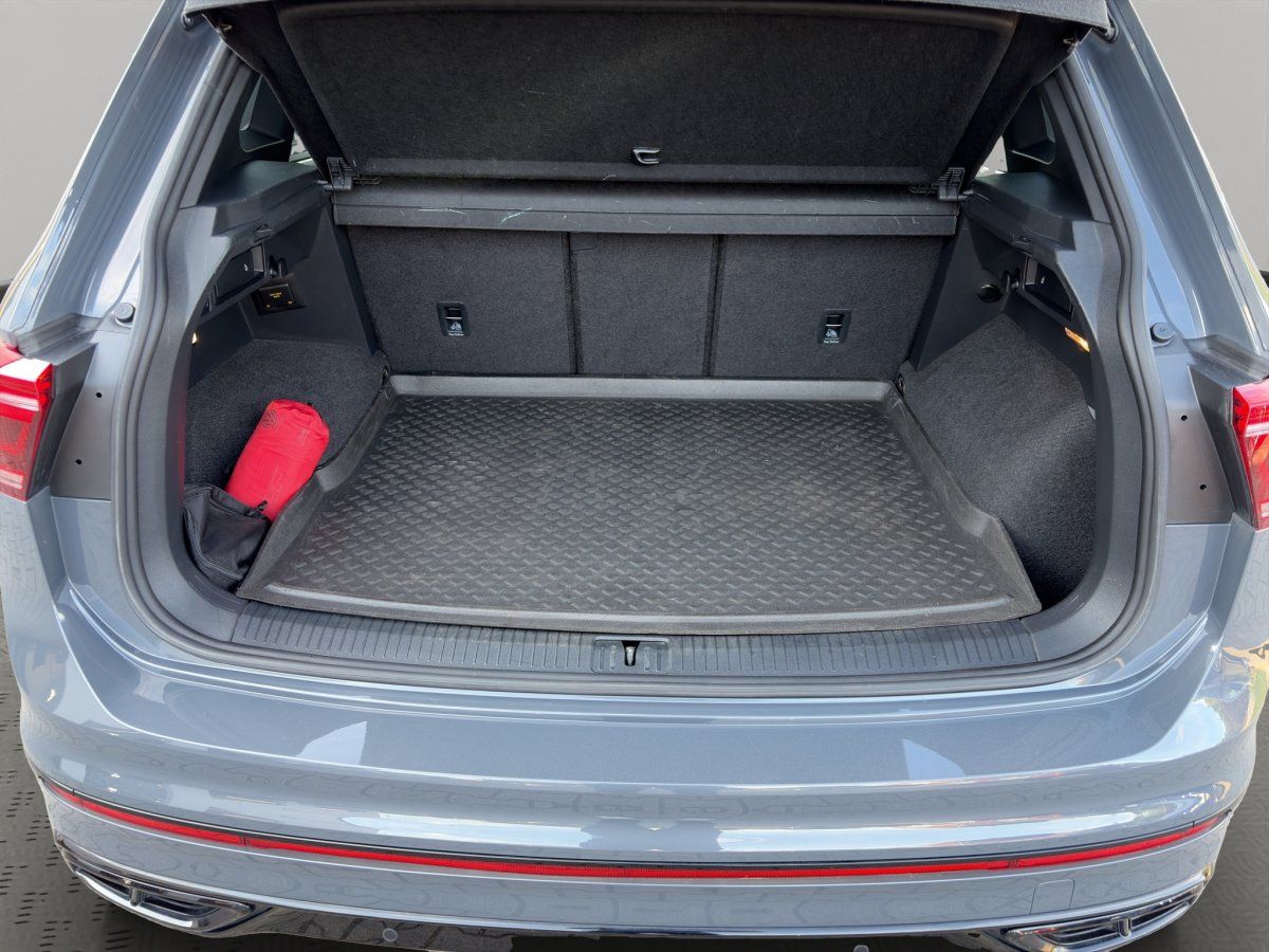 VW Tiguan Kofferraum mit Ladekantenschutz und Gepäckraumwanne
