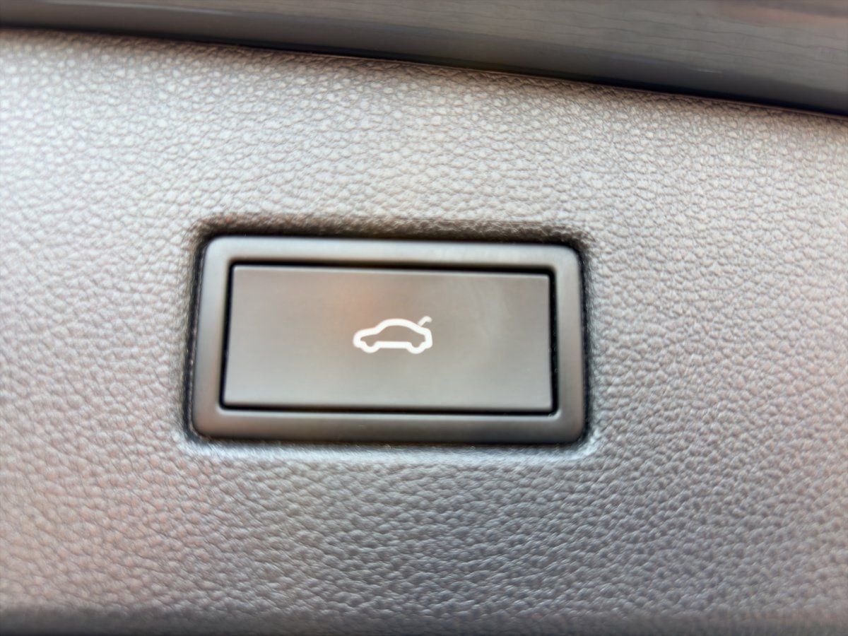 Kofferraum-Öffnungstaste im VW Tiguan Innenraum Detailansicht