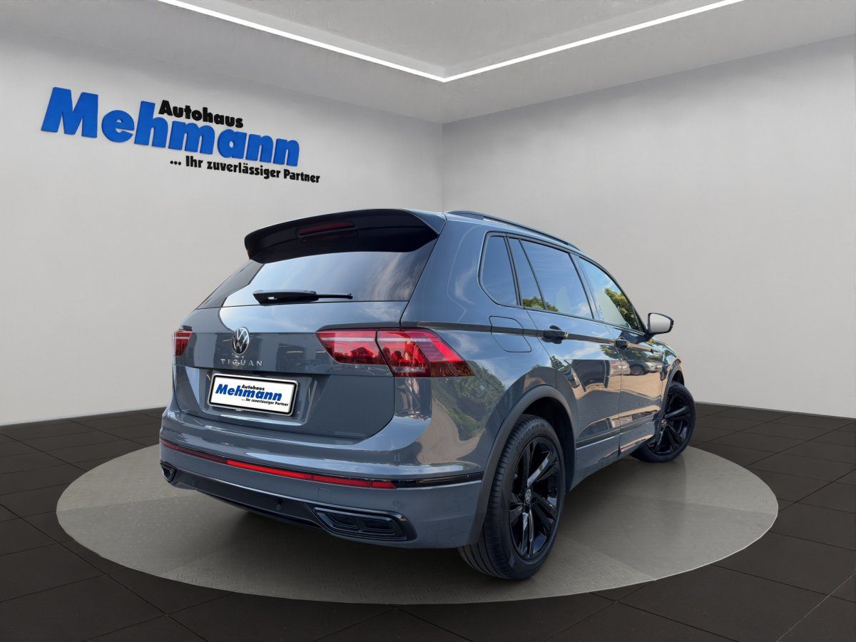 VW Tiguan grau Heckansicht mit schwarzen Felgen im Autohaus