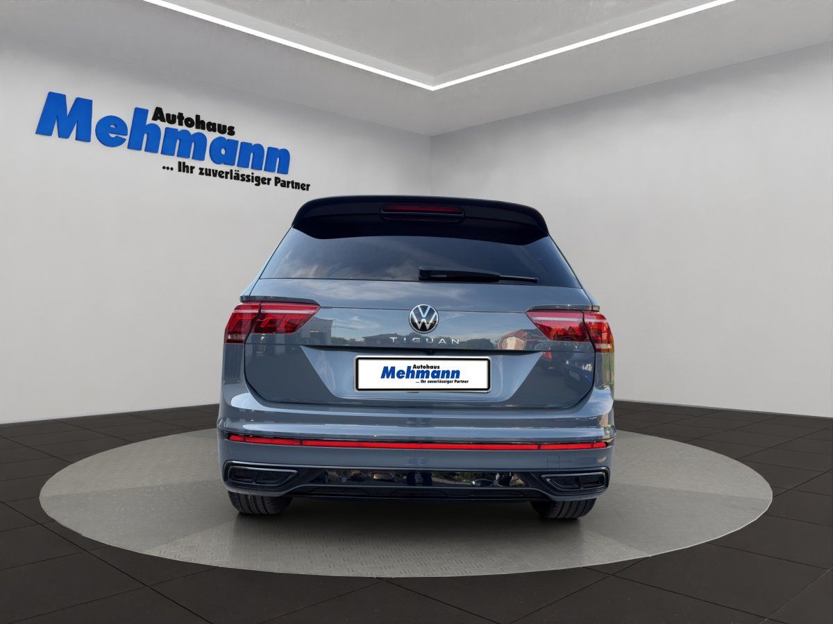 VW Tiguan Heckansicht in Blau mit LED-Rückleuchten Autohaus Mehmann