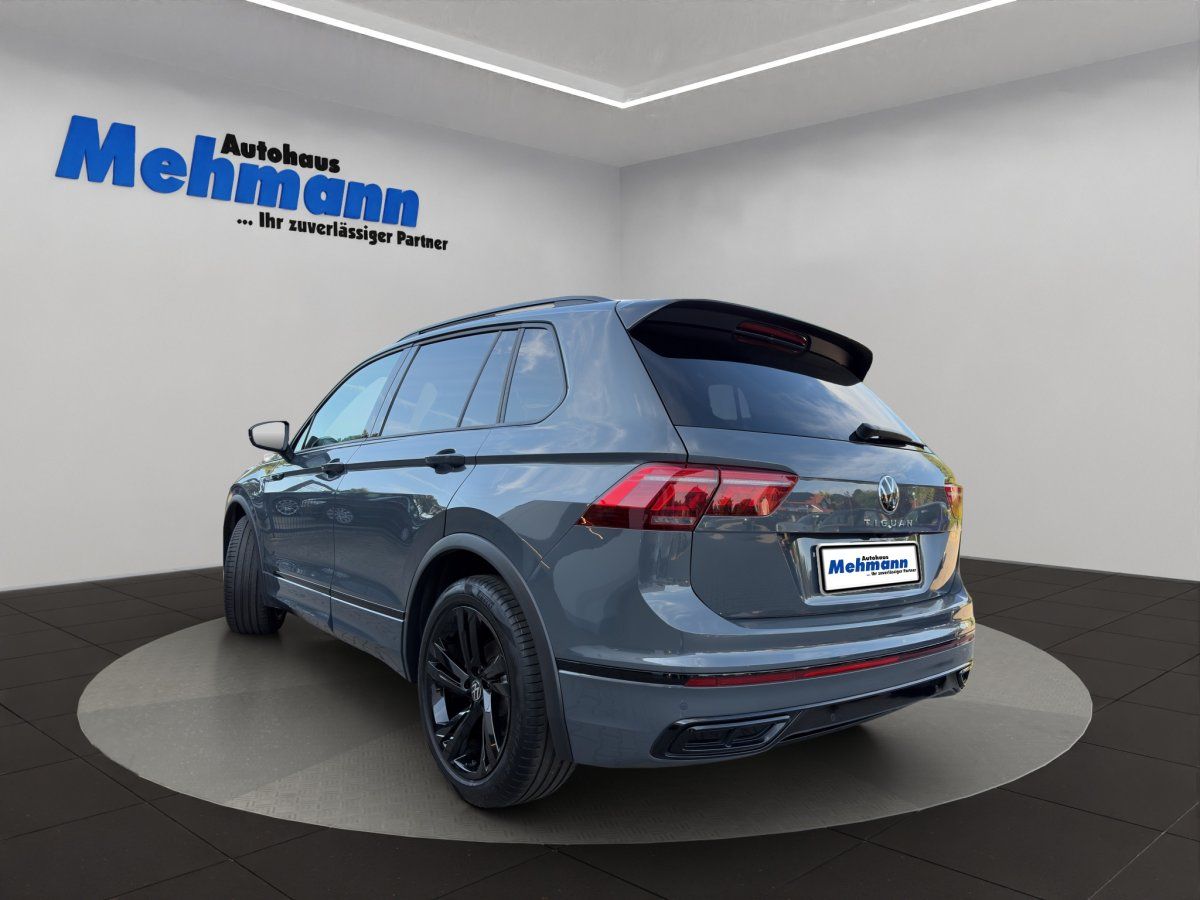 VW Tiguan grau Heck seitlich mit Dachspoiler und LED-Rücklichtern