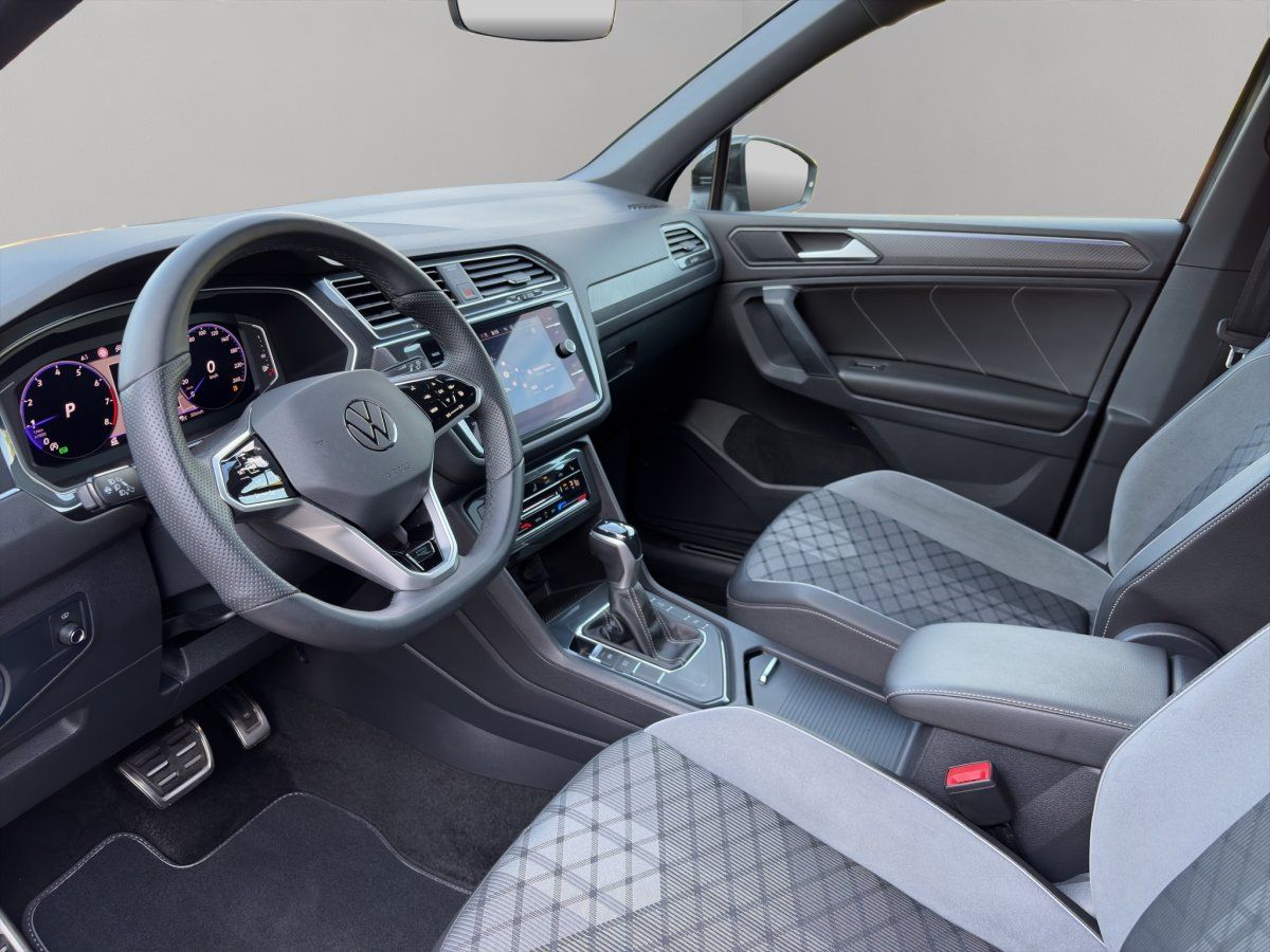 VW Tiguan Innenraum mit Cockpit, Lenkrad und Digital-Tacho
