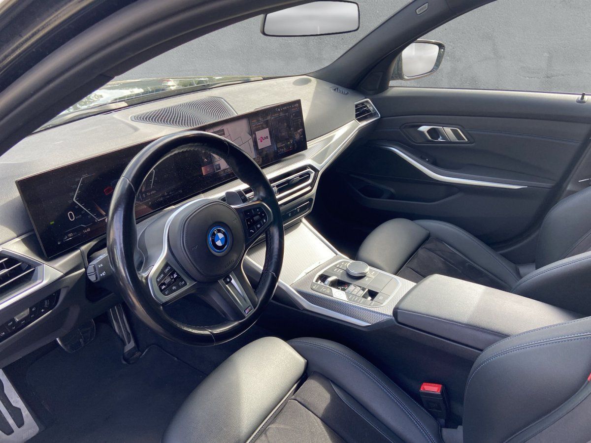 BMW Innenraum mit Lederausstattung, Cockpit und digitalem Display
