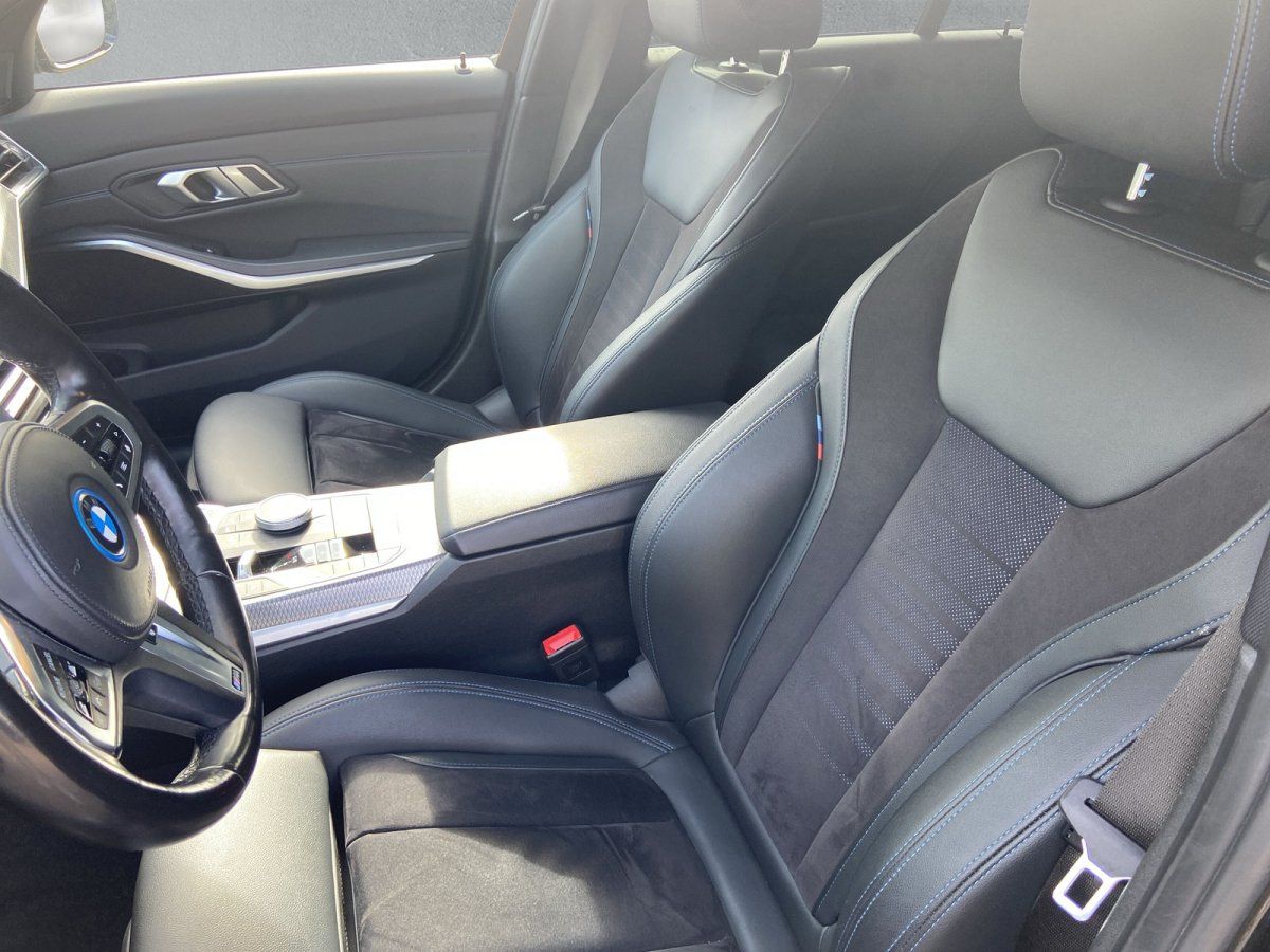 BMW Innenraum: Vordersitze mit schwarzem Leder, Alcantara und M-Streifen