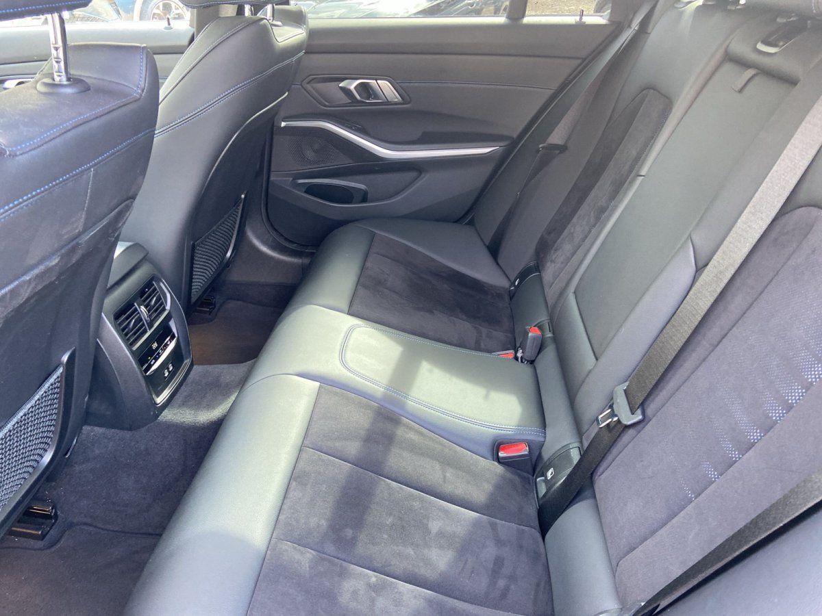 BMW 3er Touring Innenraum: Rücksitzbank mit schwarzem Leder- und Alcantara-Bezug