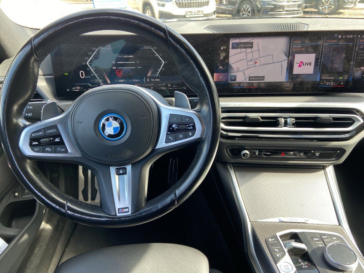 BMW Innenraum mit Lenkrad, Cockpit-Display und Navigationssystem