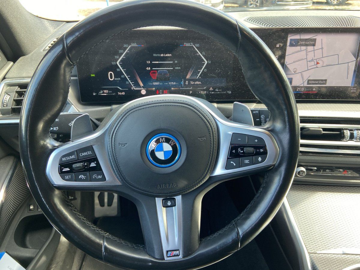 BMW M Lenkrad Nahaufnahme mit digitalem Tacho und Navi-Display