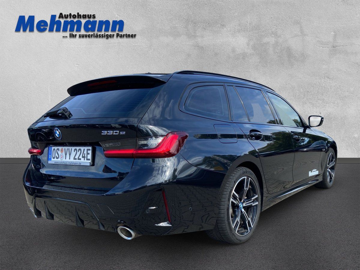 BMW 330e Touring in Schwarz, Heckansicht mit M Sportpaket und LED-Rücklichtern