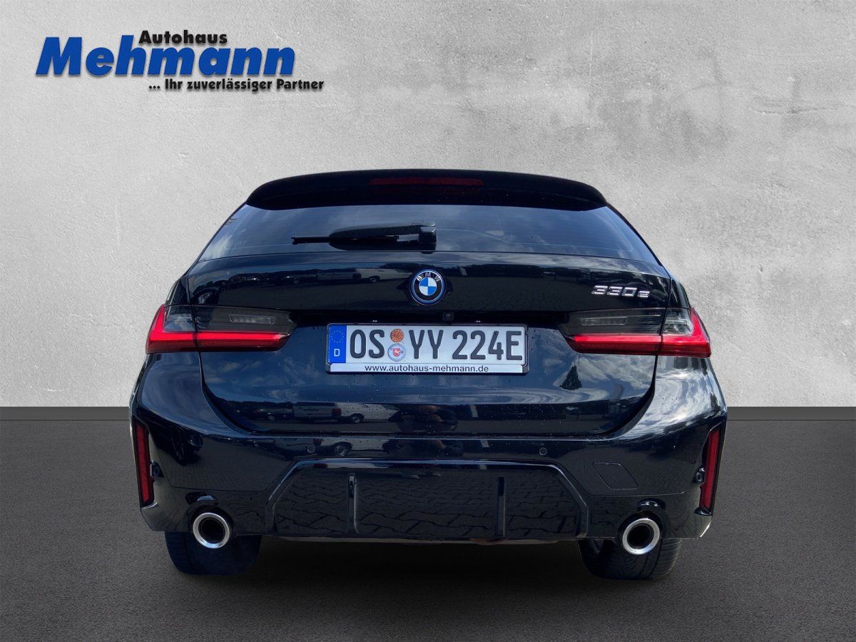 BMW 3er Touring 330e schwarz, Heckansicht - Autohaus Mehmann