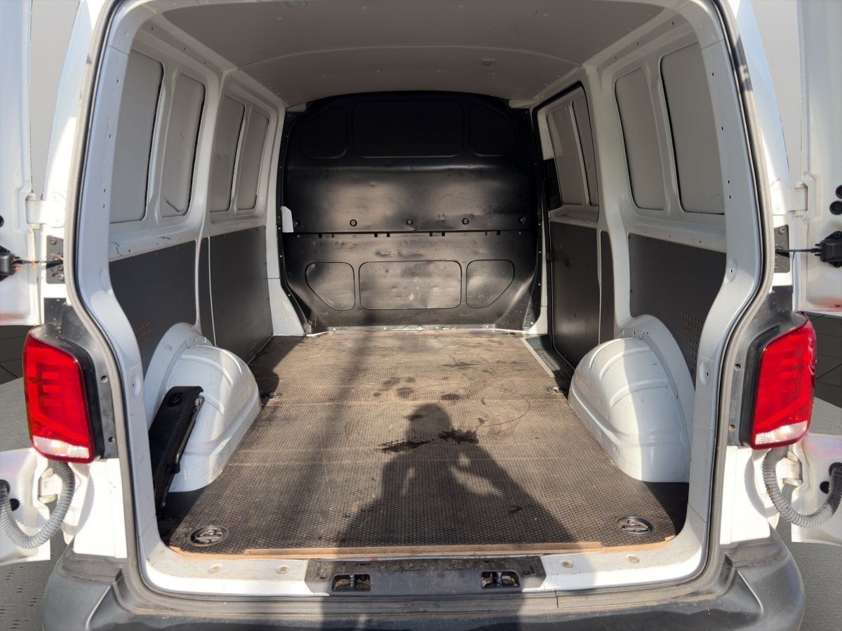 VW Transporter Laderaum leer Kastenwagen Innenansicht von hinten