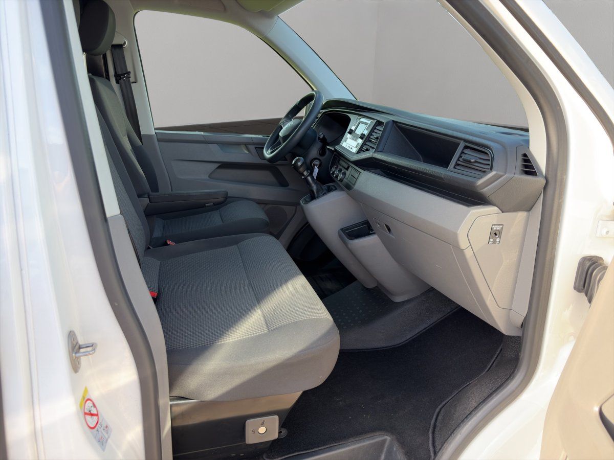 VW Transporter Innenraum Vordersitze und Cockpit Detailansicht