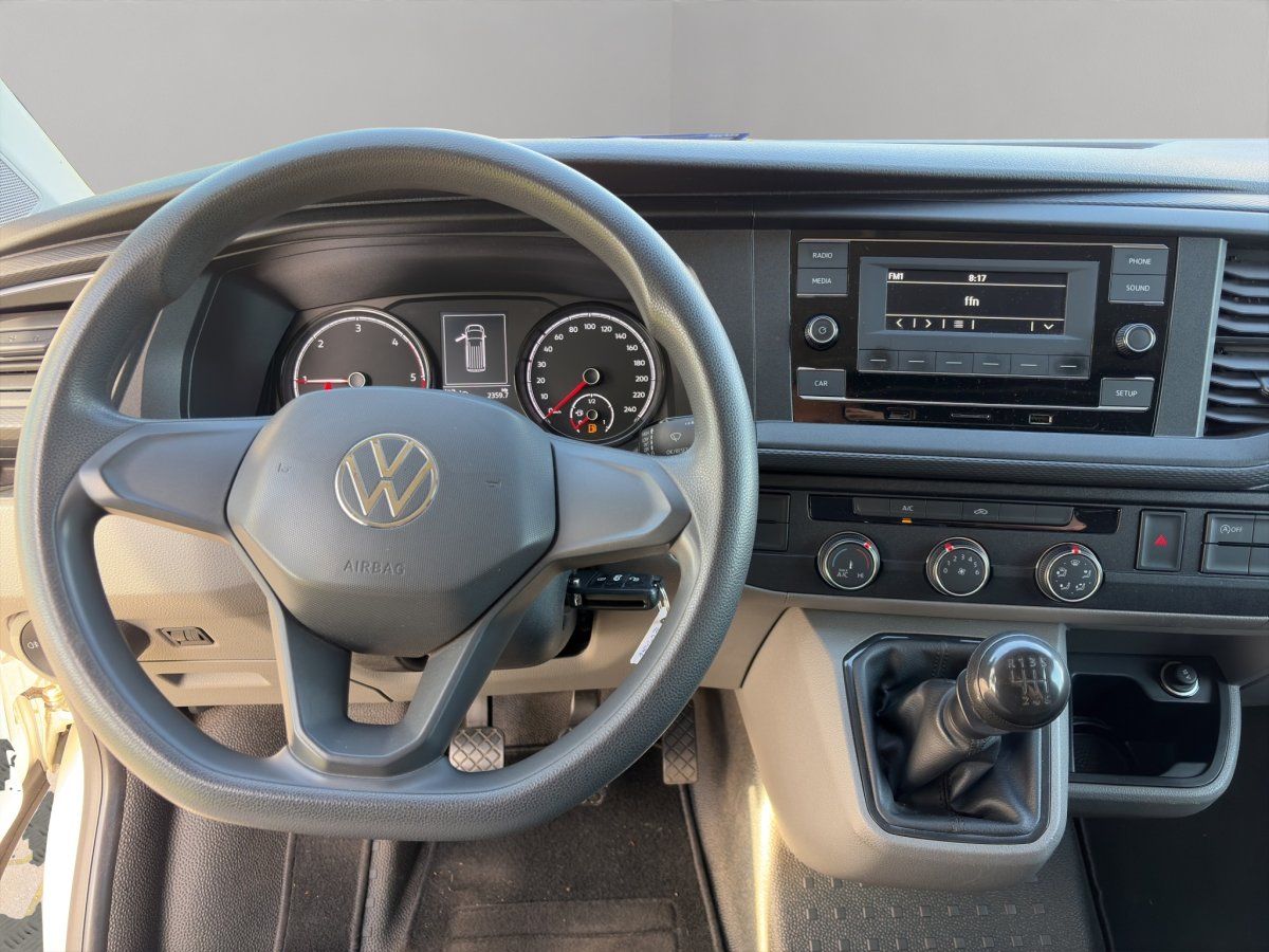VW Bus Innenraum, Cockpit mit Lenkrad und Schaltung