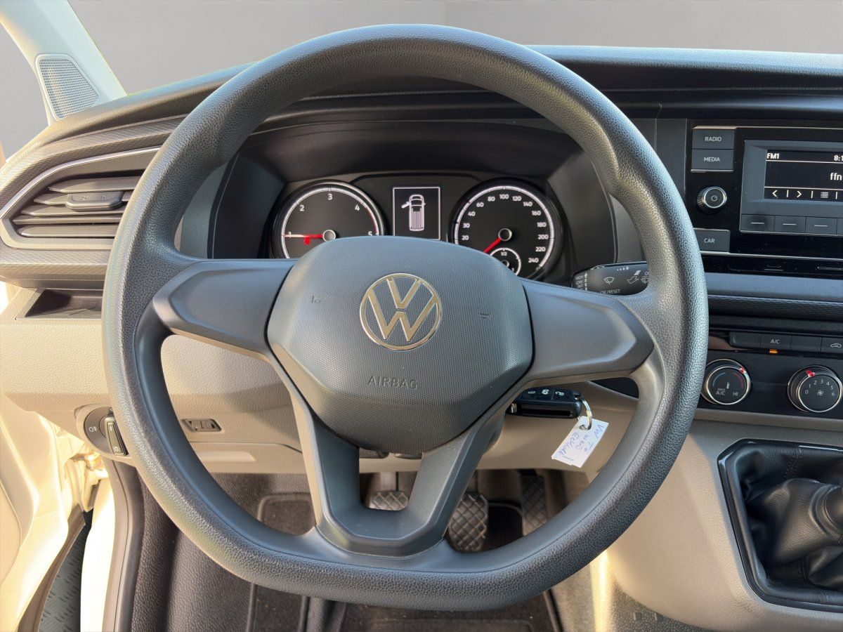VW Transporter Cockpit mit Lenkrad, Tacho und Multimediasystem im Detail