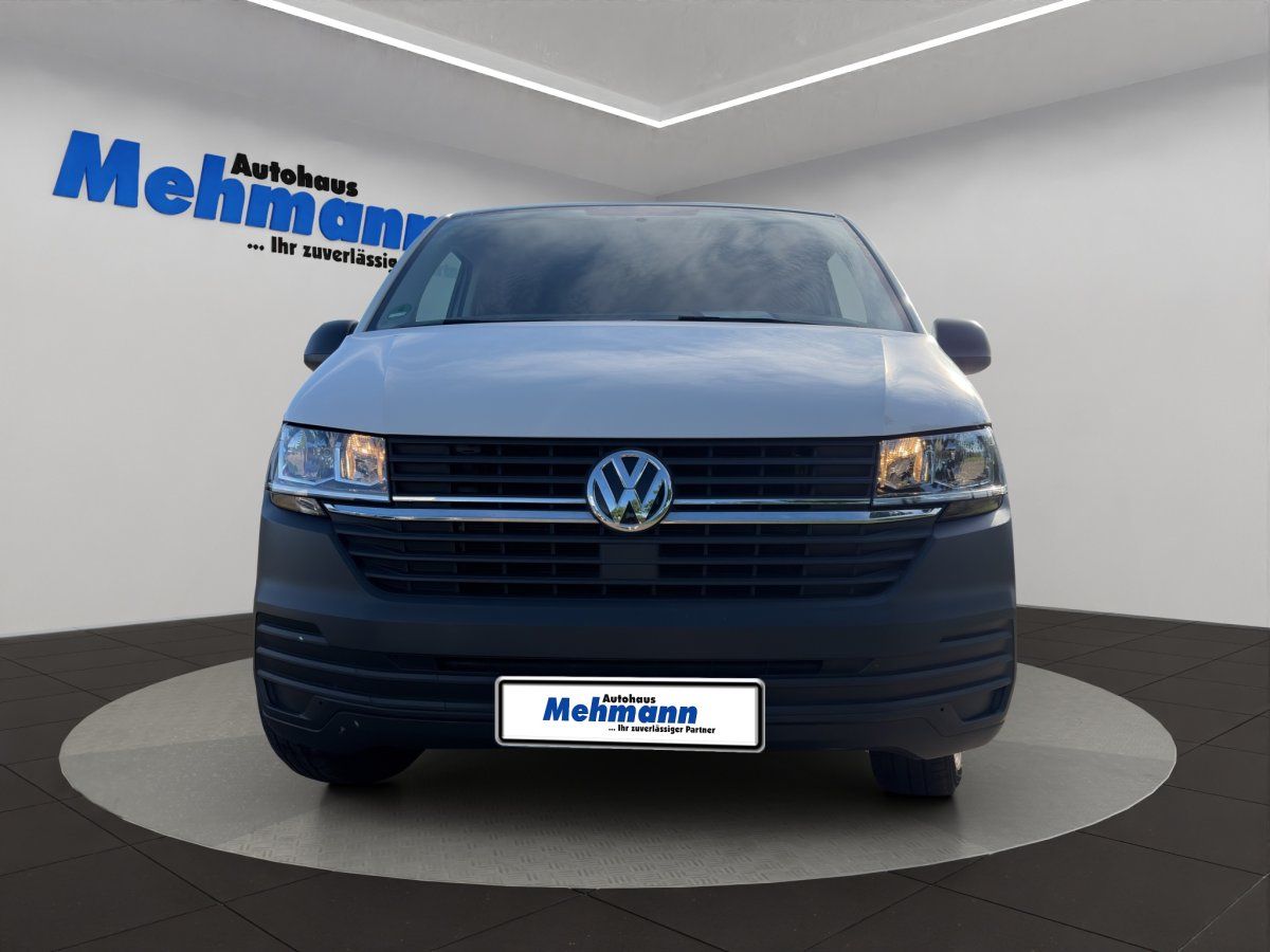 VW Transporter Frontansicht weiß beim Autohaus Mehmann