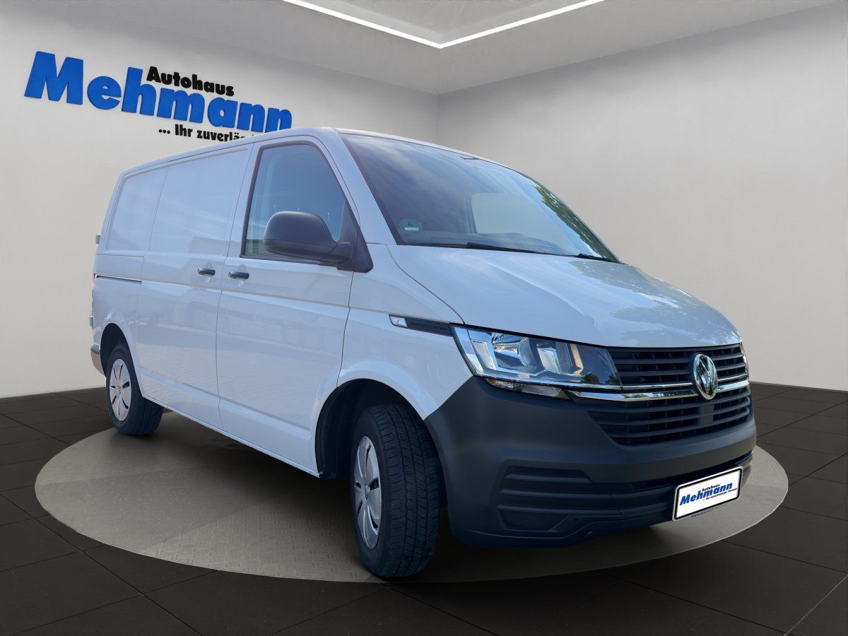VW Transporter weiß, Frontansicht im Autohaus Mehmann