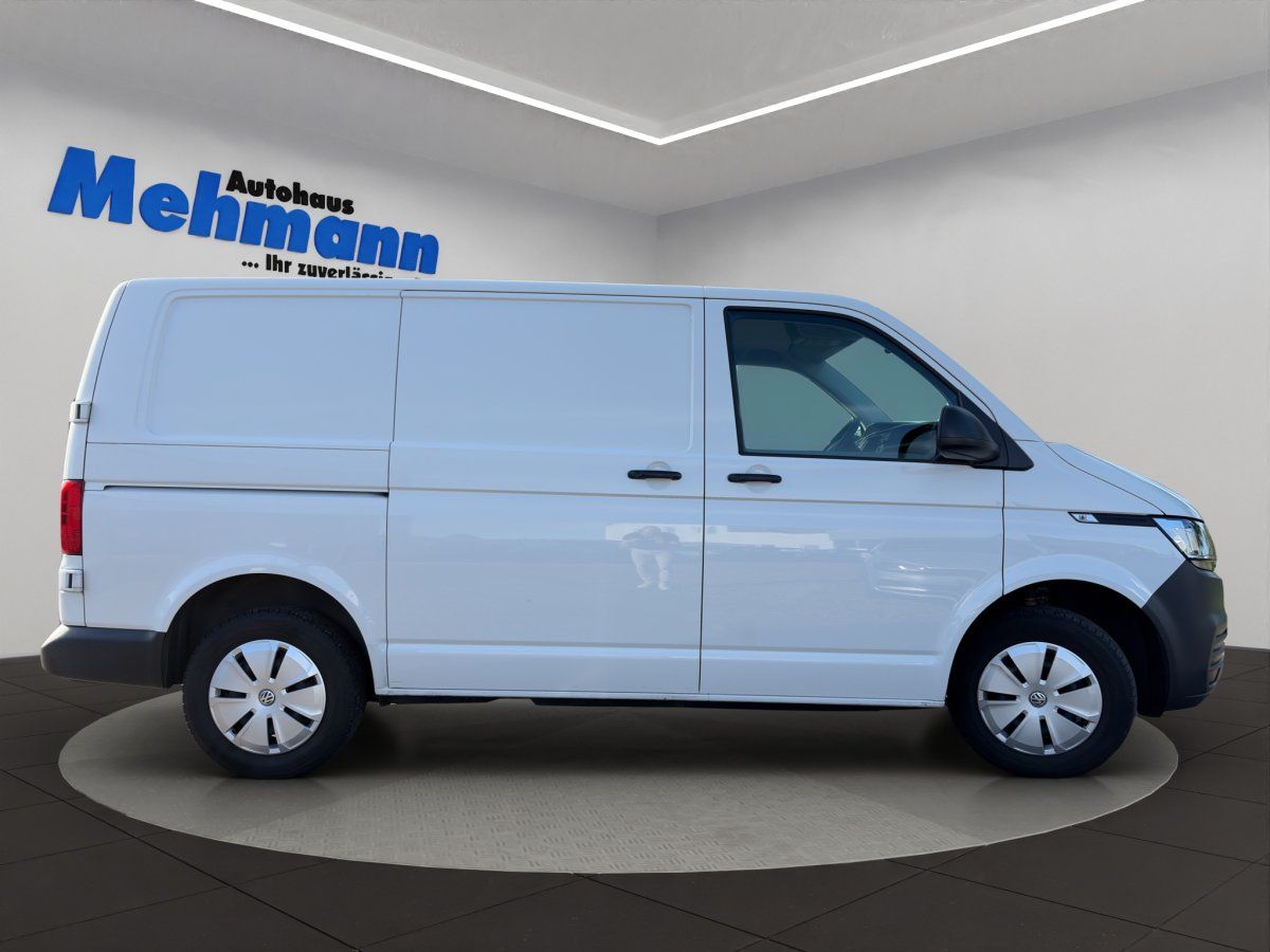 VW Transporter weiss Seitenansicht im Autohaus Mehmann Showroom