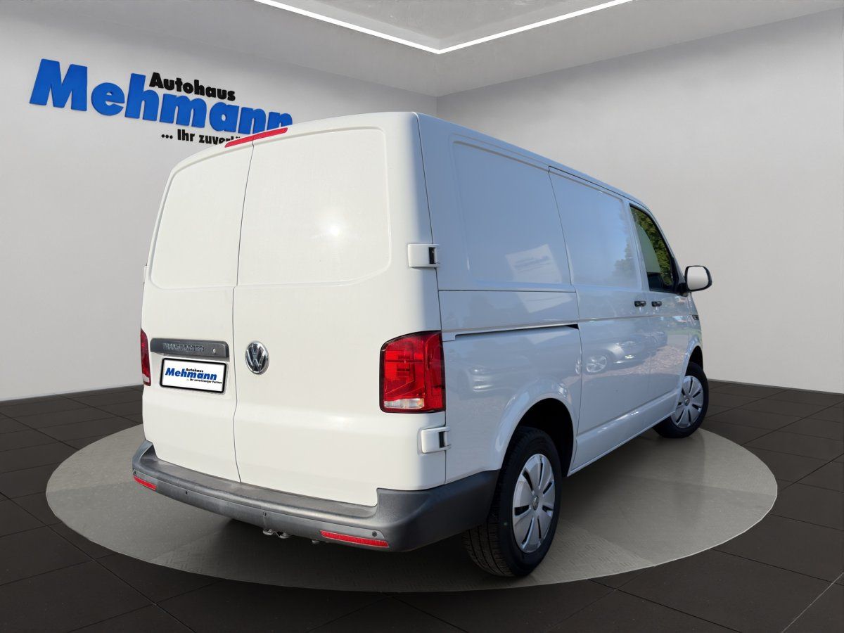 VW Transporter Kastenwagen in Weiß, Heckansicht schräg im Autohaus