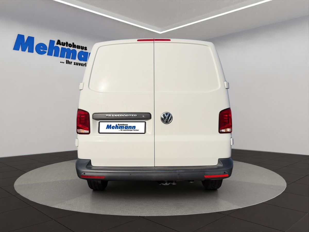 VW Transporter Heckansicht weiß mit Anhängerkupplung