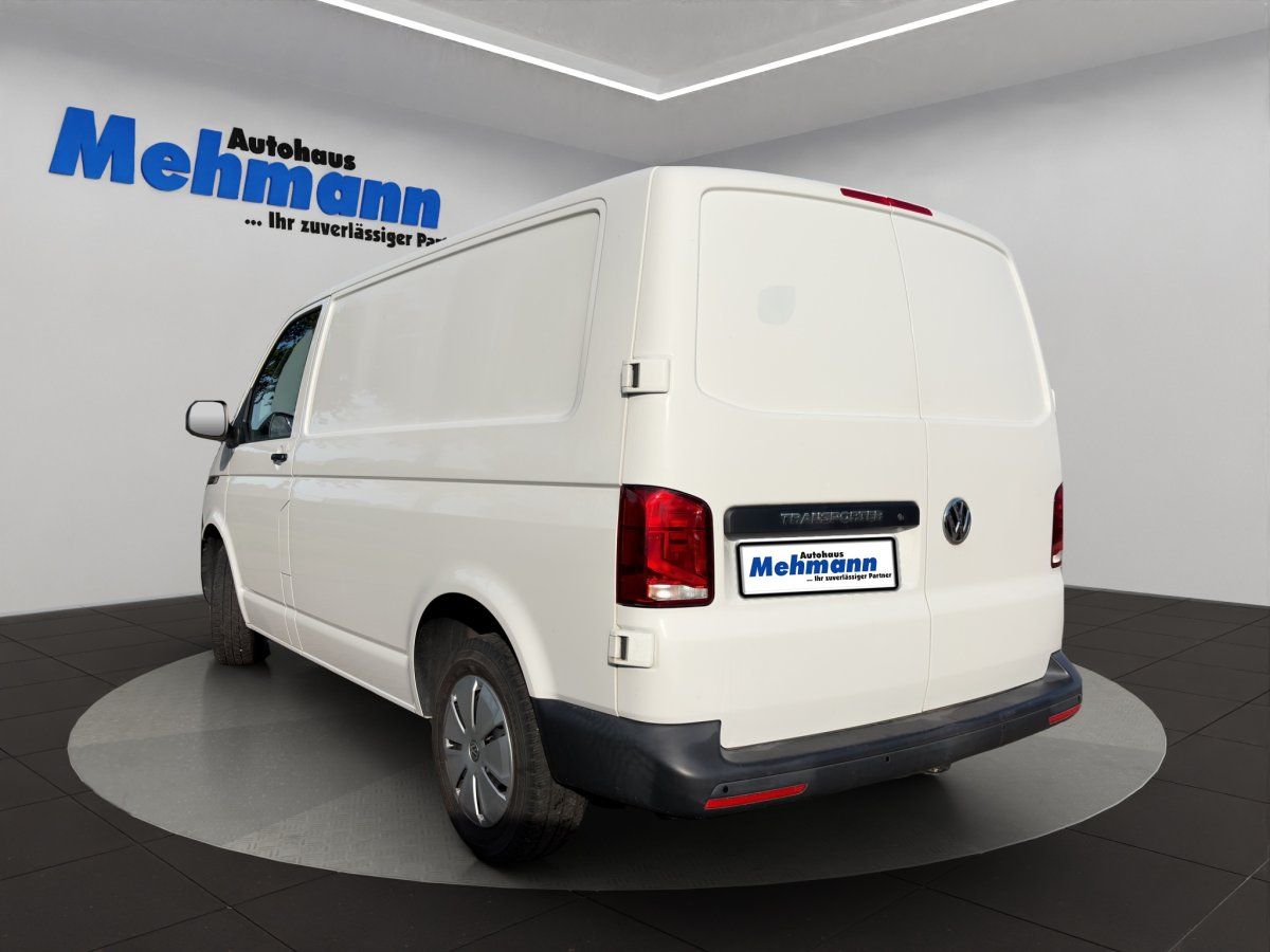 VW Transporter weiss Heckansicht im Autohaus Mehmann Showroom