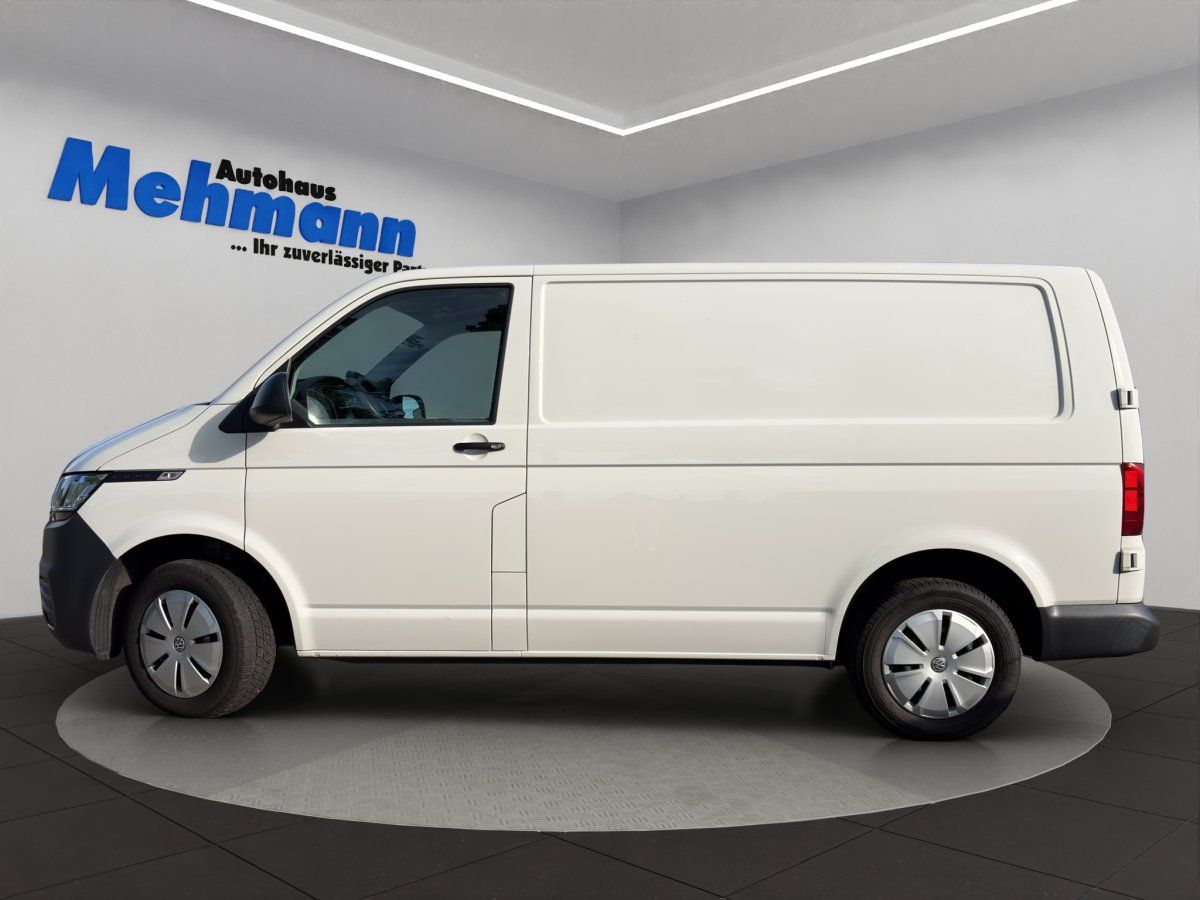 VW Transporter Kastenwagen weiß, Seitenansicht im Autohaus Mehmann