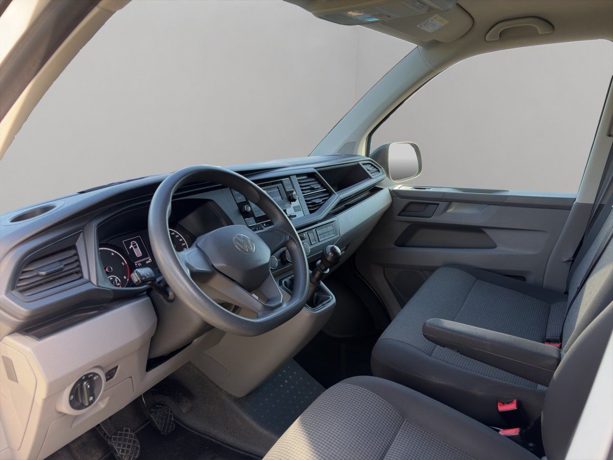 Cockpit und Fahrersitz eines VW Transporter Nutzfahrzeugs