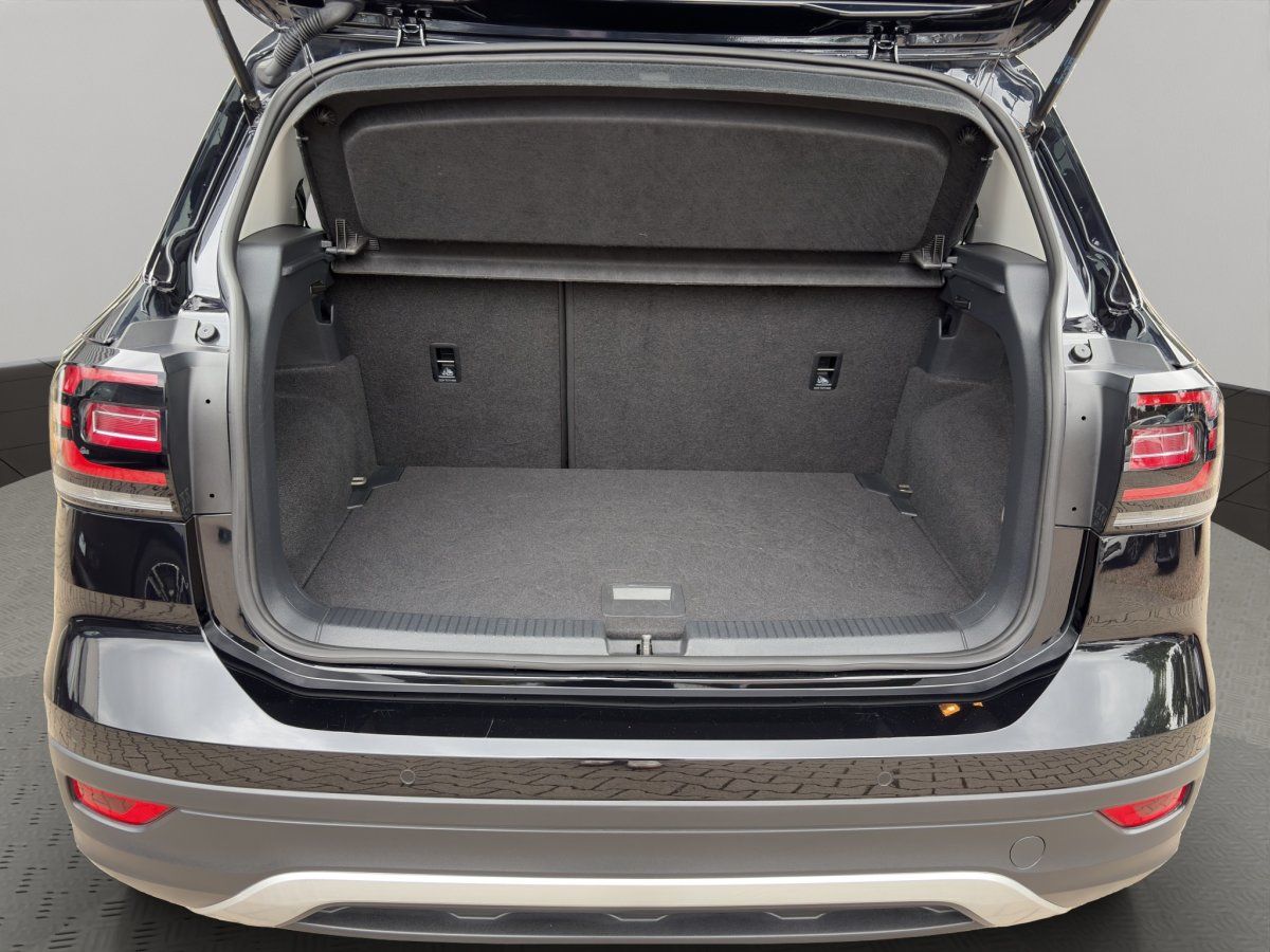 VW T-Cross Kofferraum mit geöffneter Heckklappe, viel Ladevolumen