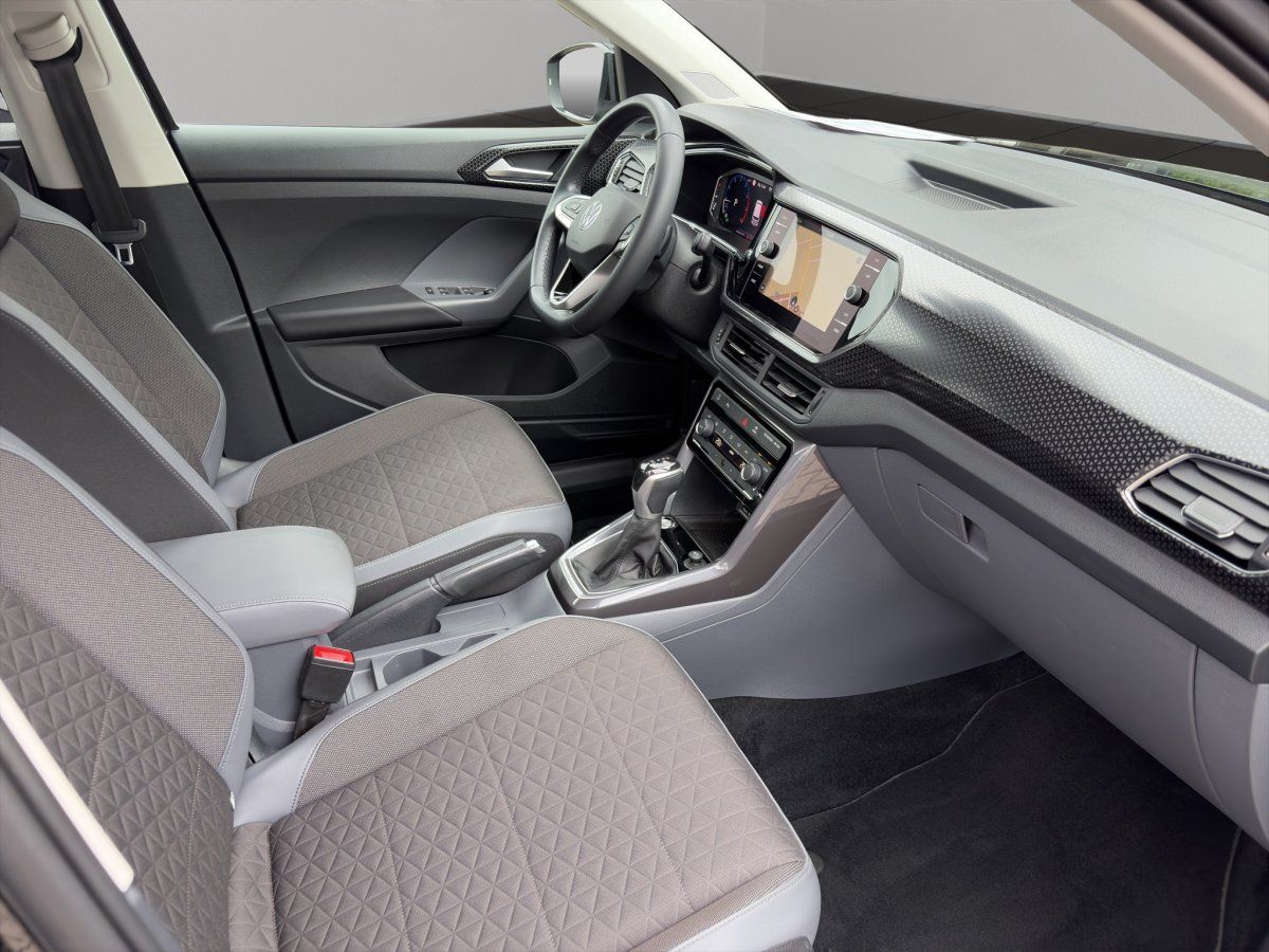 VW T-Cross Cockpit mit Lenkrad, Digitaltacho und Sitzen im Detail