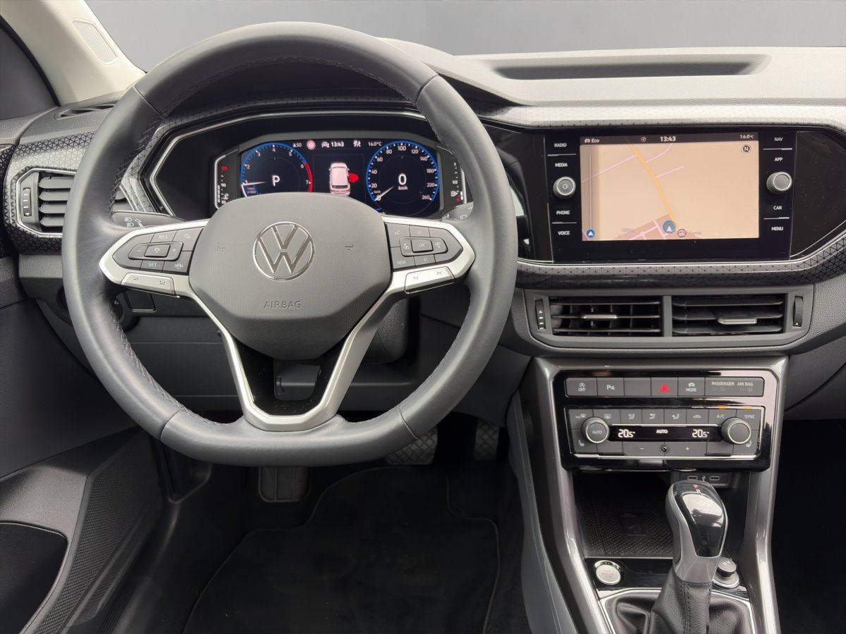 VW Cockpit mit Lederlenkrad, Navigationssystem und Digitaltacho