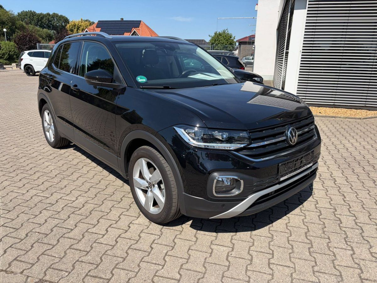 VW T-Cross schwarz Front-Seitenansicht im Freien