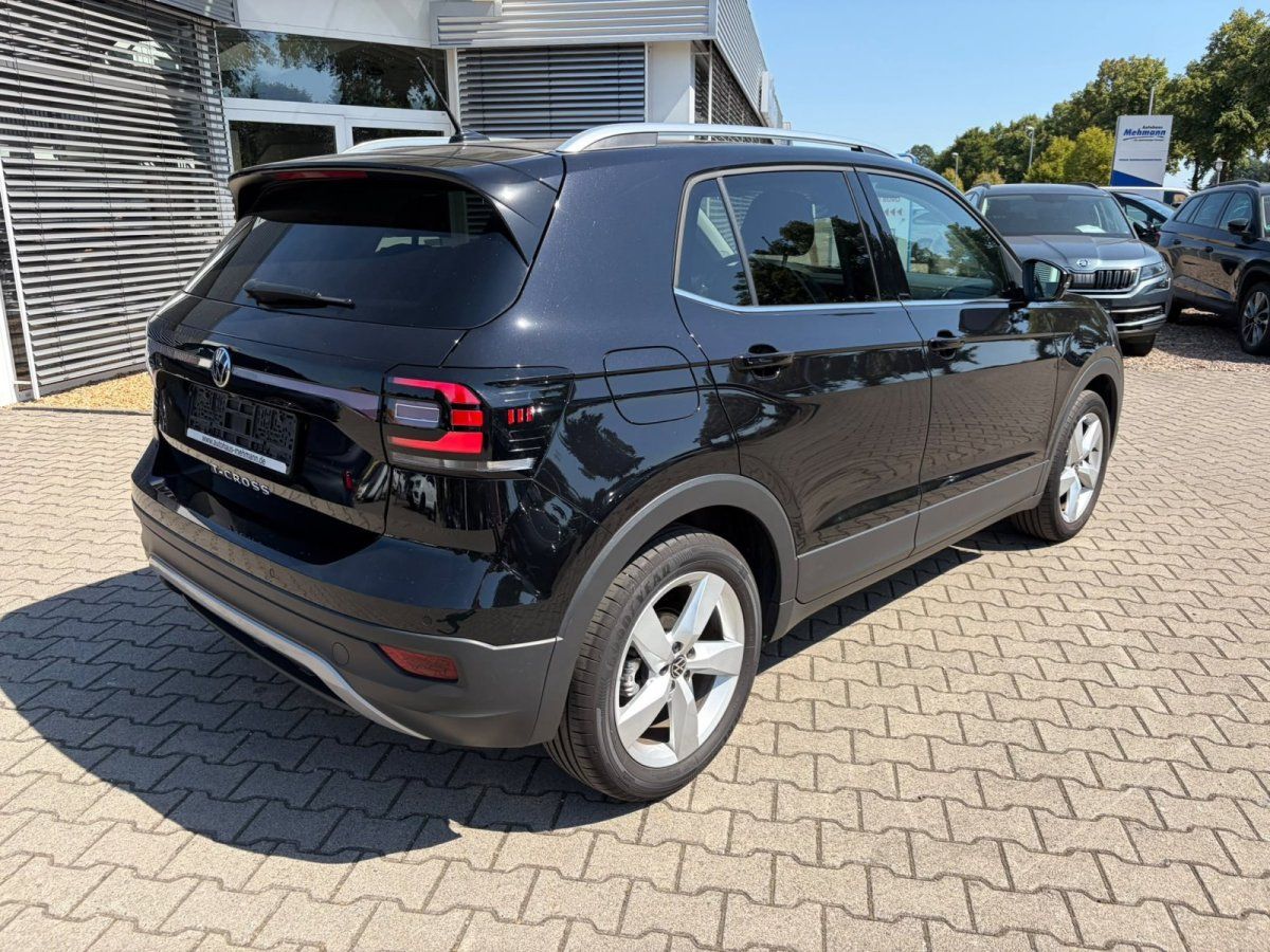 VW T-Cross schwarz Heckansicht auf Händlerhof