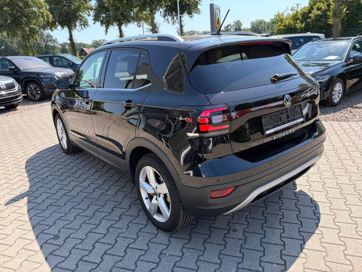 VW T-Cross schwarz, Heckansicht auf Fahrzeughof