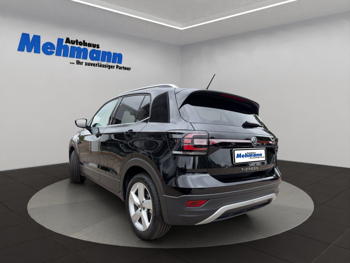 VW T-Cross schwarz Heckansicht mit Kennzeichenhalter Autohaus Mehmann